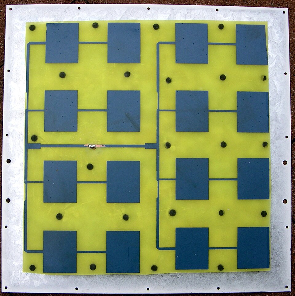 Patch antenna array board
